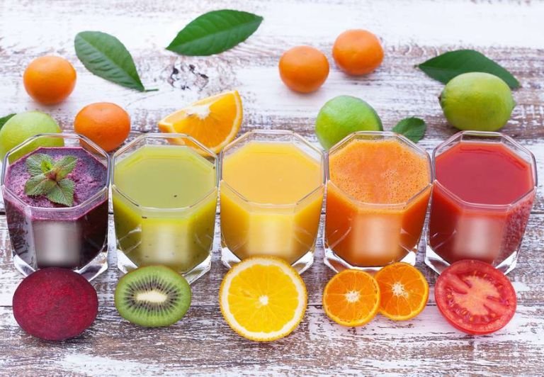 Drinking fresh natural juices with a little sugar is better than industrial juices rich in colors and additives